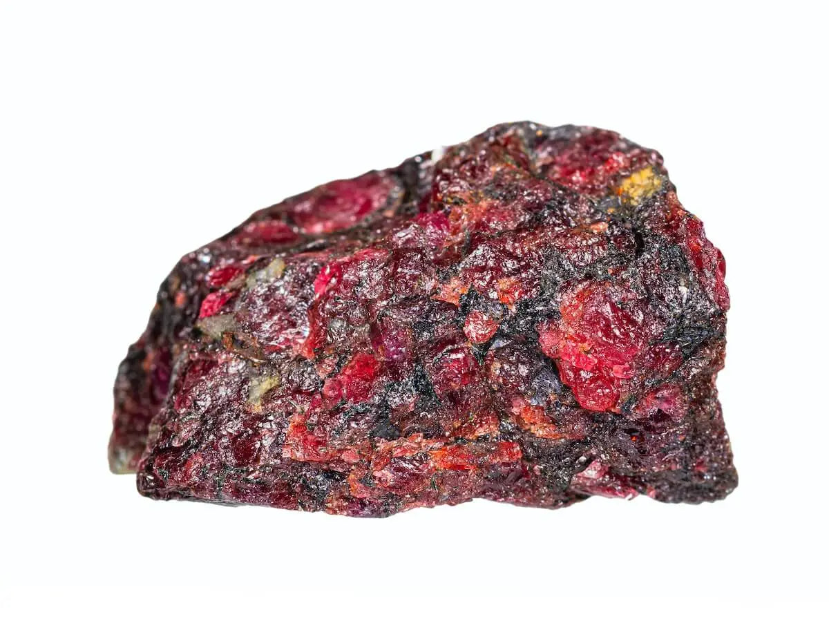 Eudialyte: Minéralogie et Vertus de la Pierre