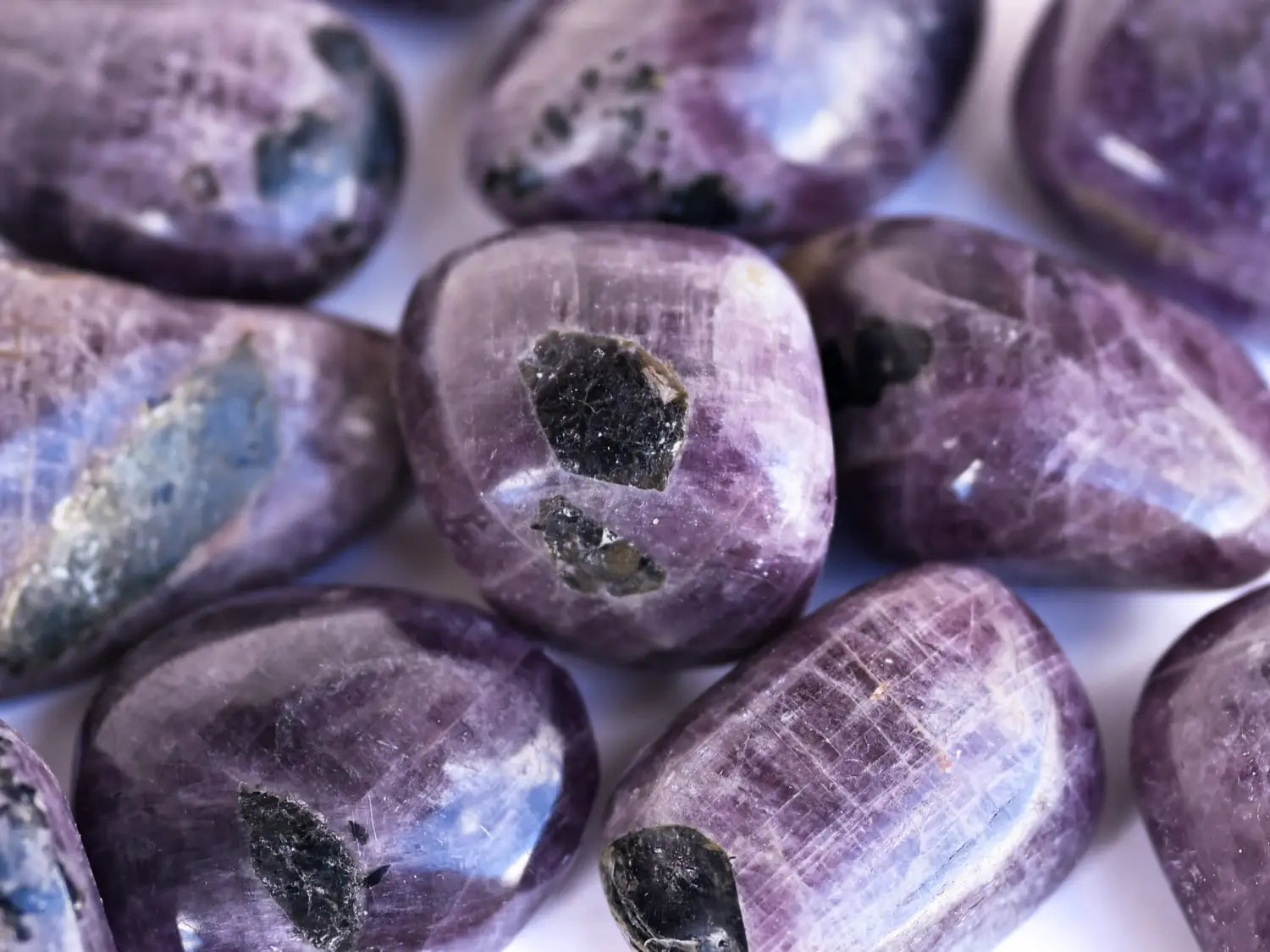 Anhydrite: Origine Vertus et Propriétés de la Pierre