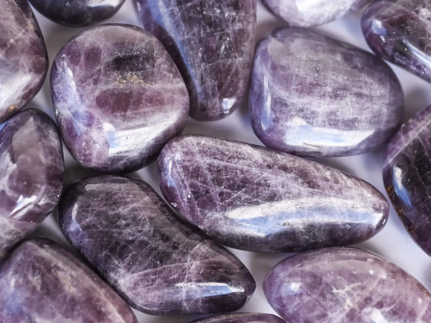 Anhydrite: Origine Vertus et Propriétés de la Pierre