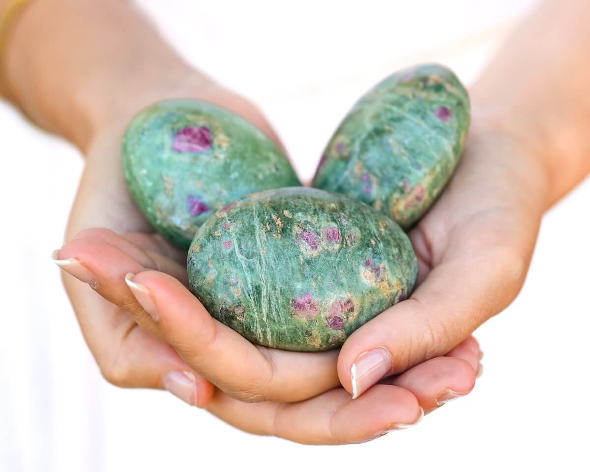 Fuchsite: Origine Vertus et Propriétés de la Pierre