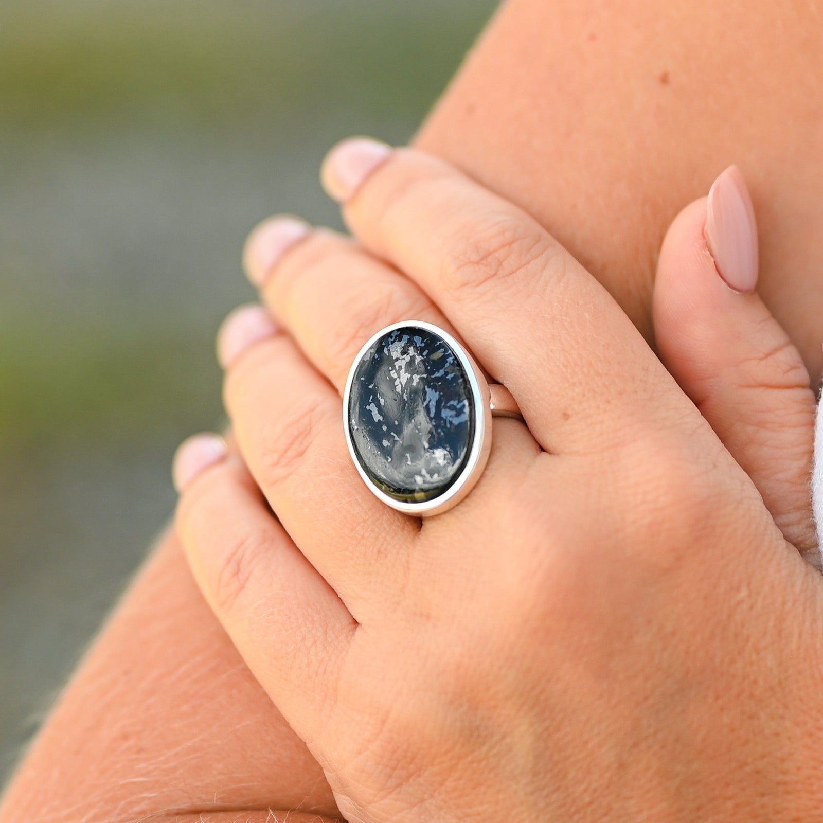 Bague Nuummite