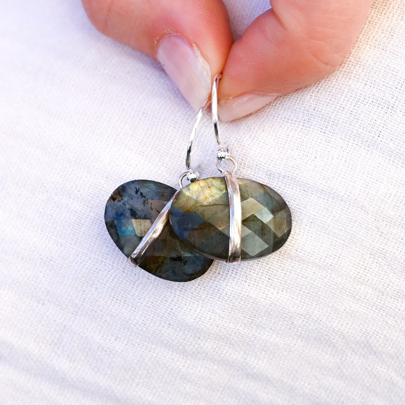 Boucles d’oreilles en labradorite | Univers Minéral