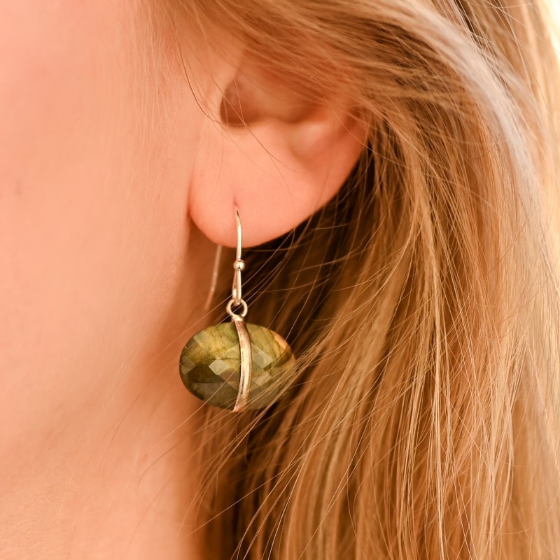 Boucles d’oreilles en labradorite | Univers Minéral