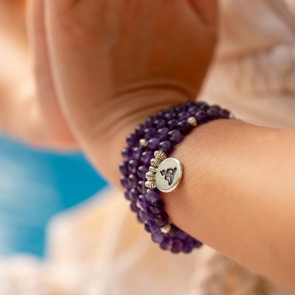 BRACELET MALA 21 PIERRES POLIES AMÉTHYSTE 8mm AVEC MÉDAILLON