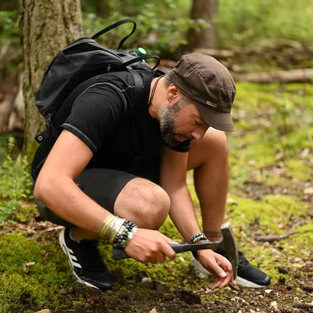 Casquette utilitaire marron avec une petite étiquette de marque rectangulaire sur la visière avant