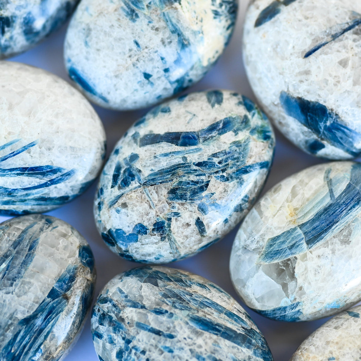 Cyanite bleue sur Quartz - Galet