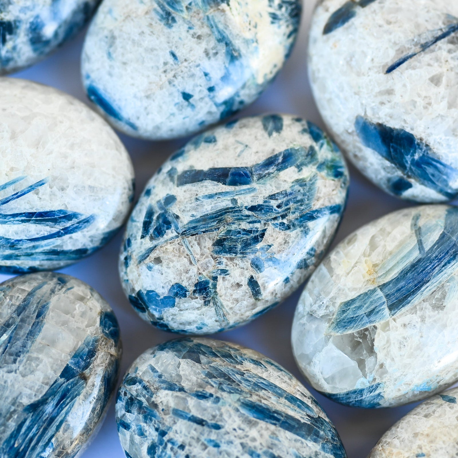 Cyanite bleue sur Quartz - Galet