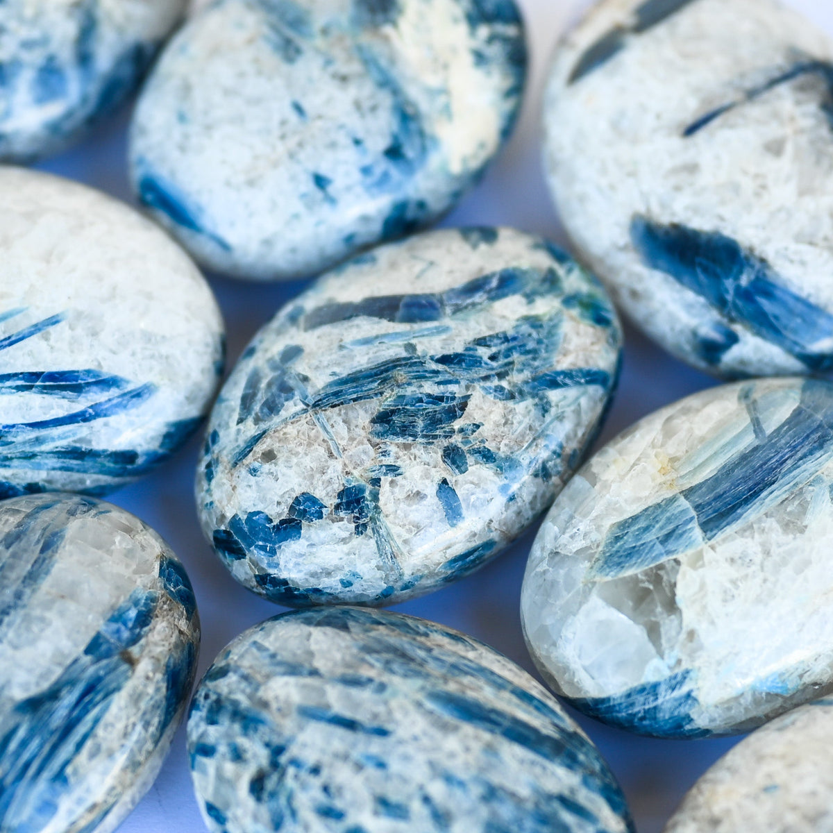 Cyanite bleue sur Quartz - Galet