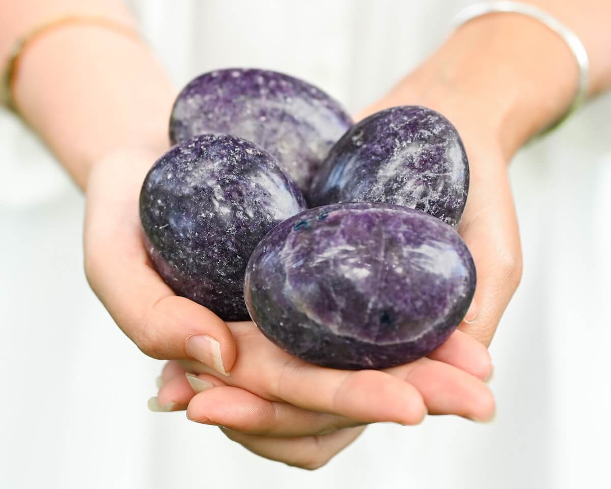 Lépidolite: Origine Vertus et Propriétés de la Pierre