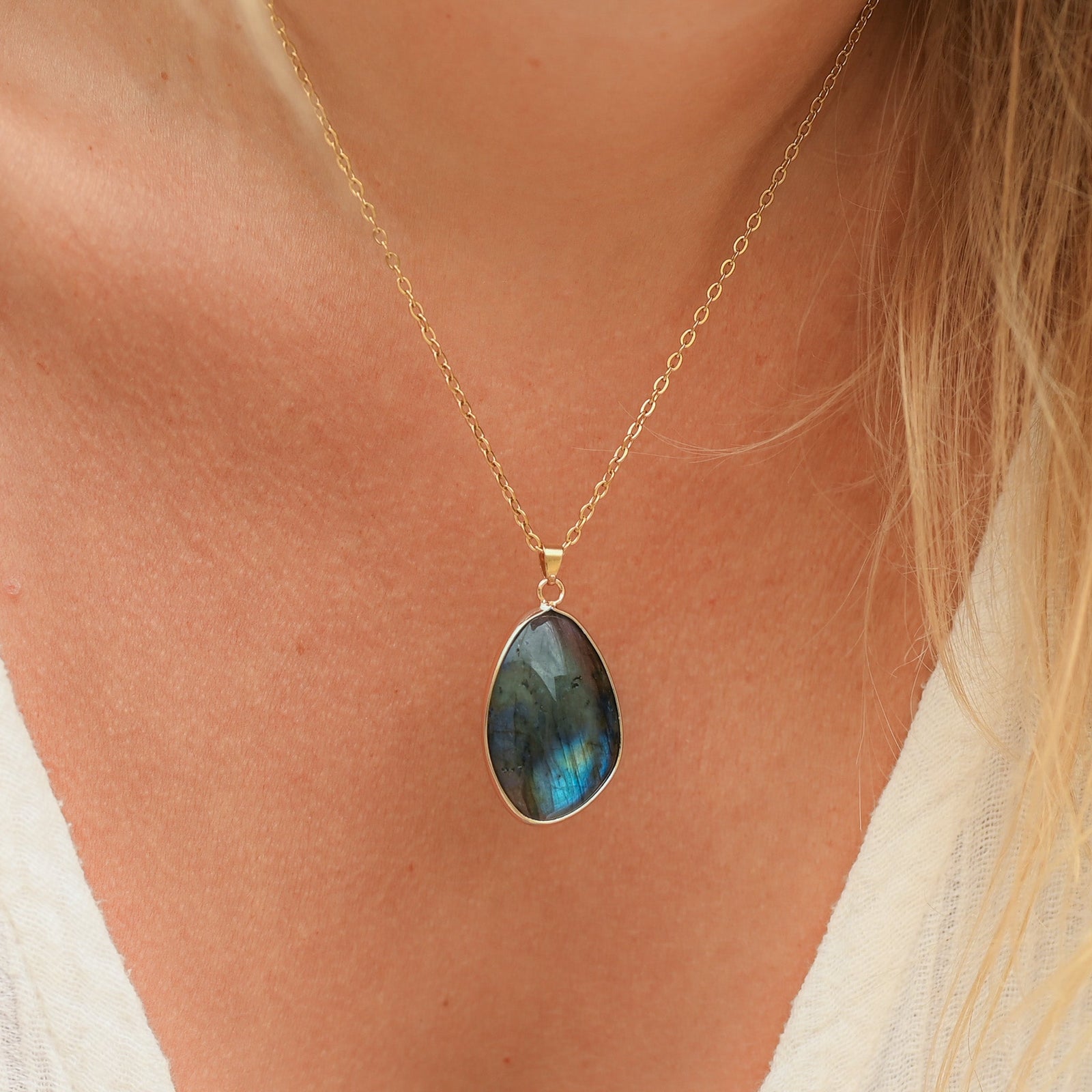 Labradorite collier