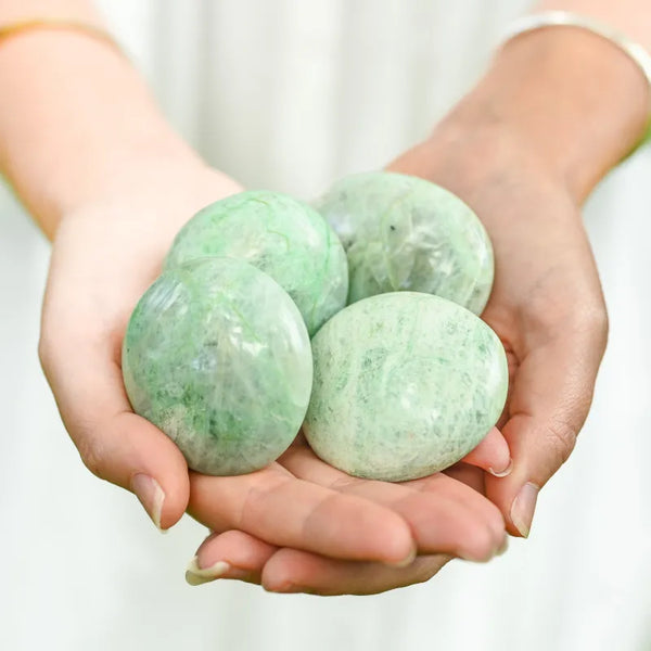 Sphère en Pierre de Lune good Verte / garniérite / Green Moonstone Ball