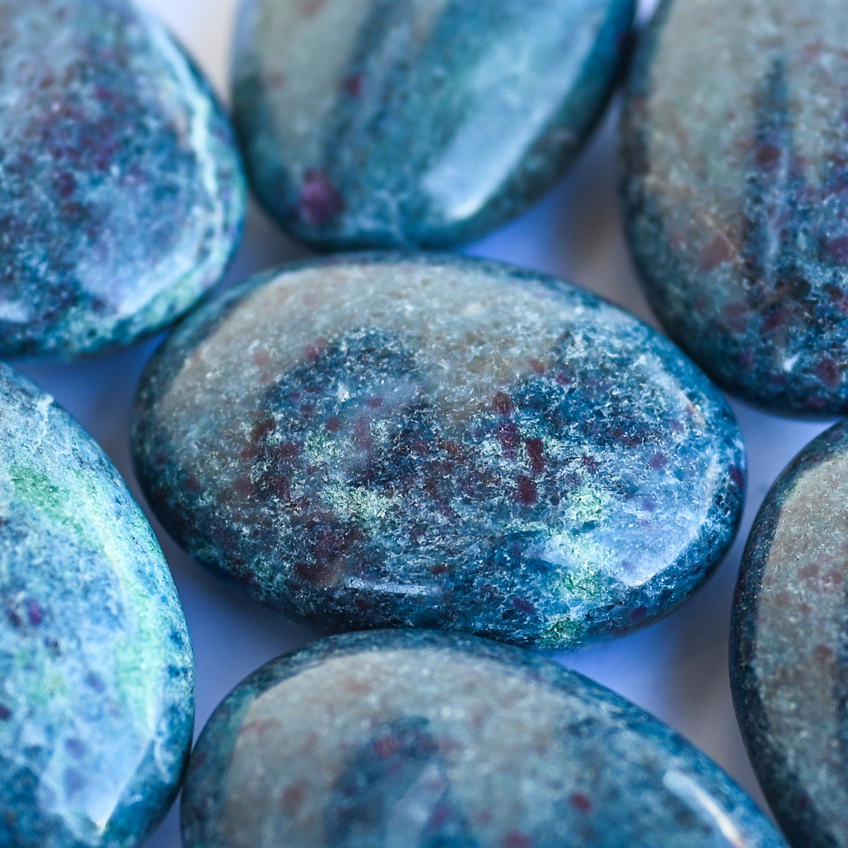 Rubis sur Cyanite - Galet
