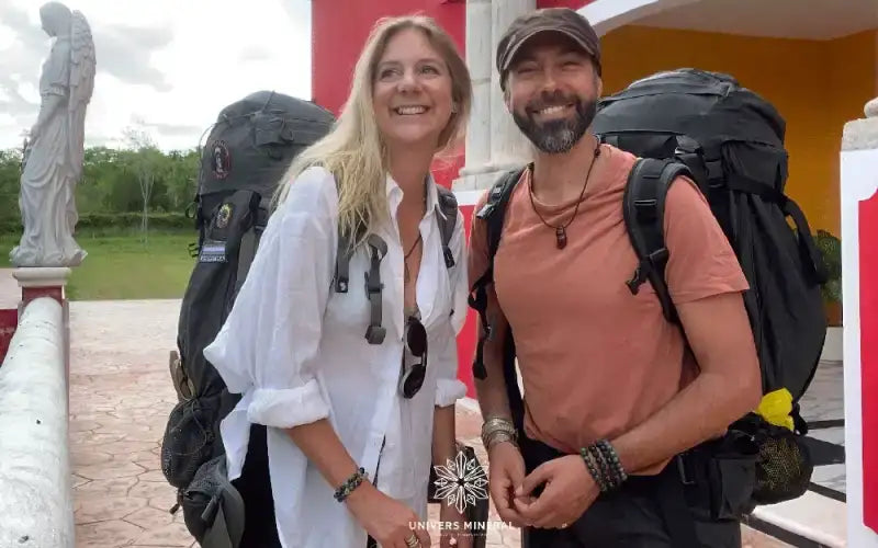 Sac à dos de randonnée noir avec plusieurs sangles et un logo de marque visible sur le côté