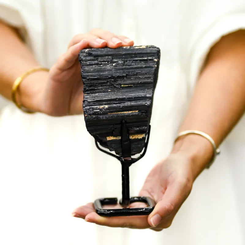 Tourmaline noire sur socle