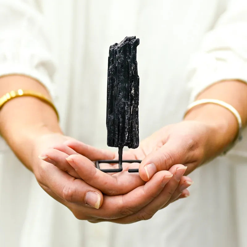 Tourmaline noire sur socle