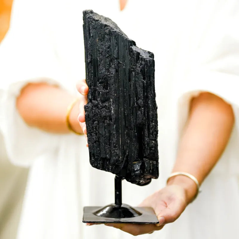 Tourmaline noire sur socle