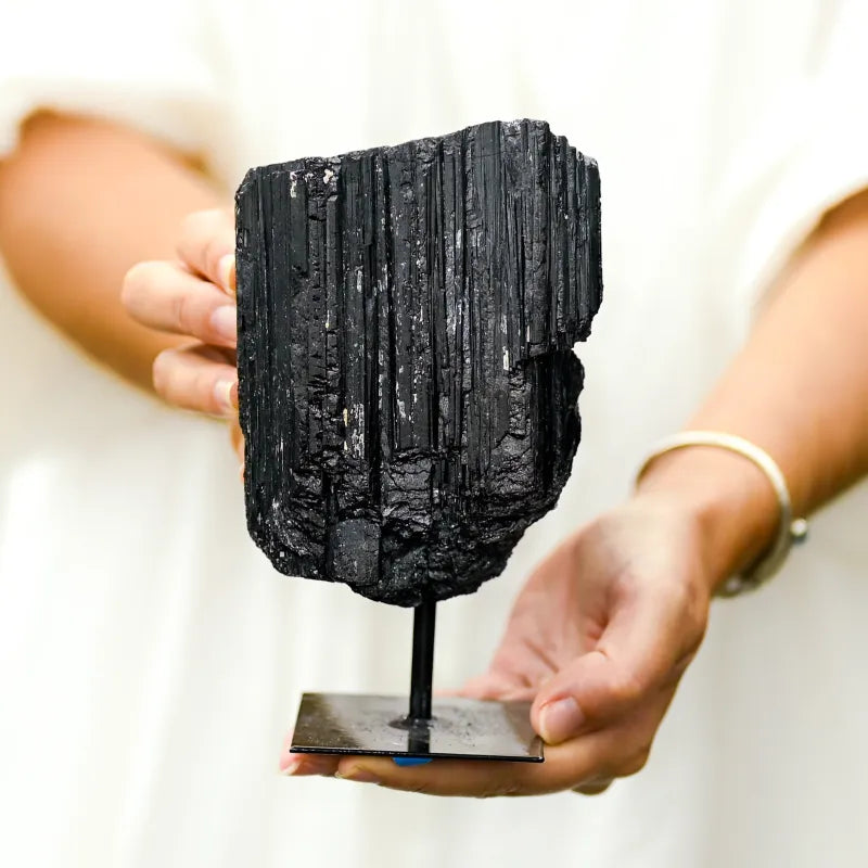 Tourmaline noire sur socle