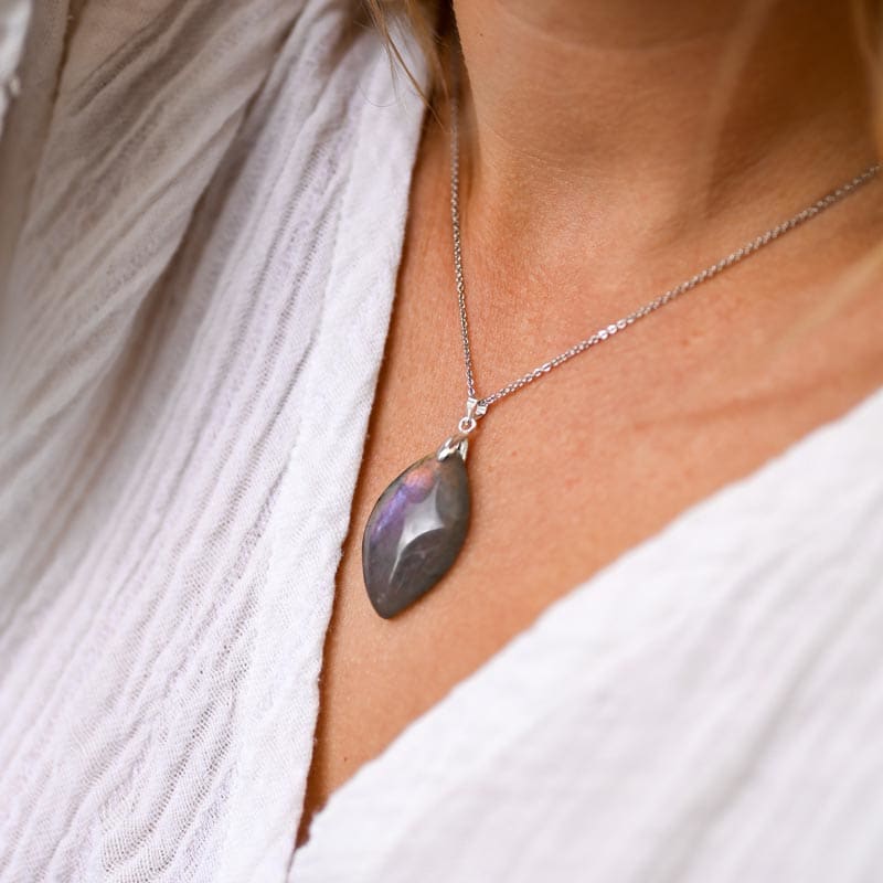 Collier minimaliste en pierre de Labradorite Collier minimaliste en pierre de Labradorite